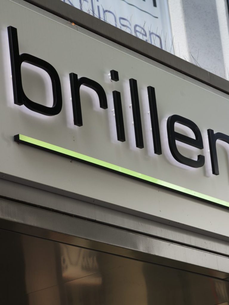 werbetechnik_honsberg_referenz_aussenwerbung_brillen_bahn werbetechnik_honsberg_referenz_aussenwerbung_brillen_bahn